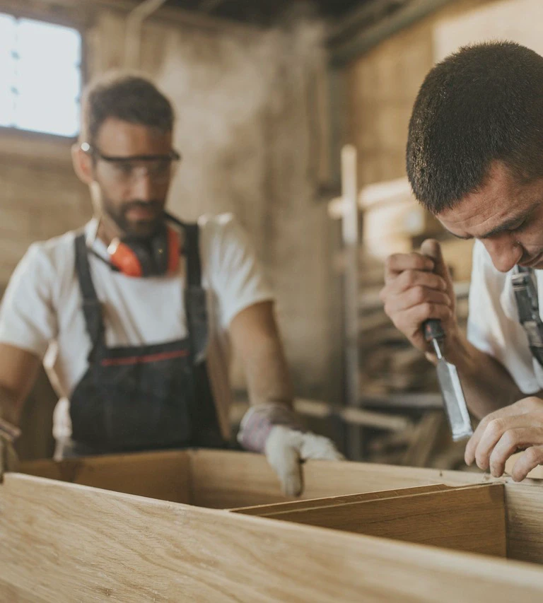 mężczyzna z dłutem